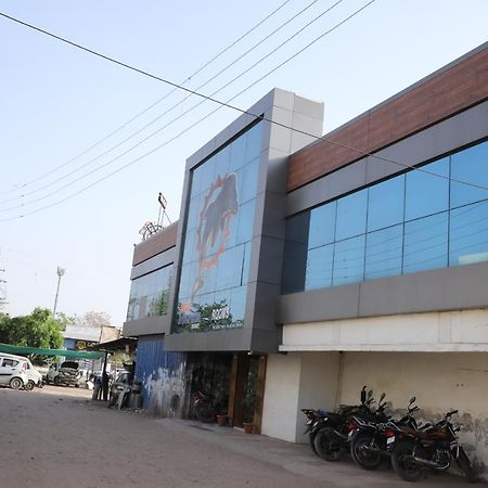 Hotel Dolphin Residency Patan  Екстер'єр фото