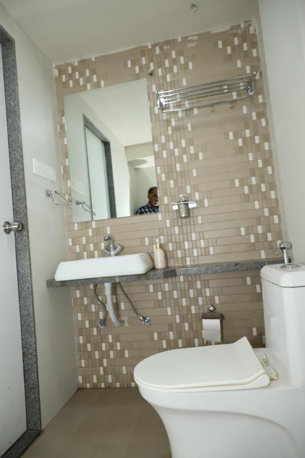Hotel Dolphin Residency Patan  Екстер'єр фото