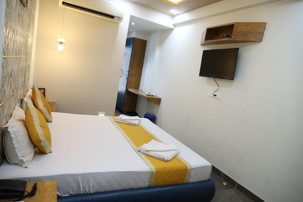 Hotel Dolphin Residency Patan  Екстер'єр фото