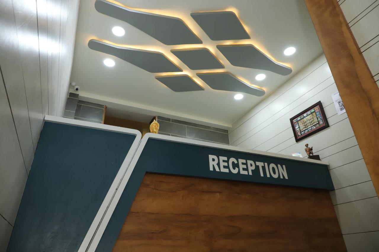 Hotel Dolphin Residency Patan  Екстер'єр фото
