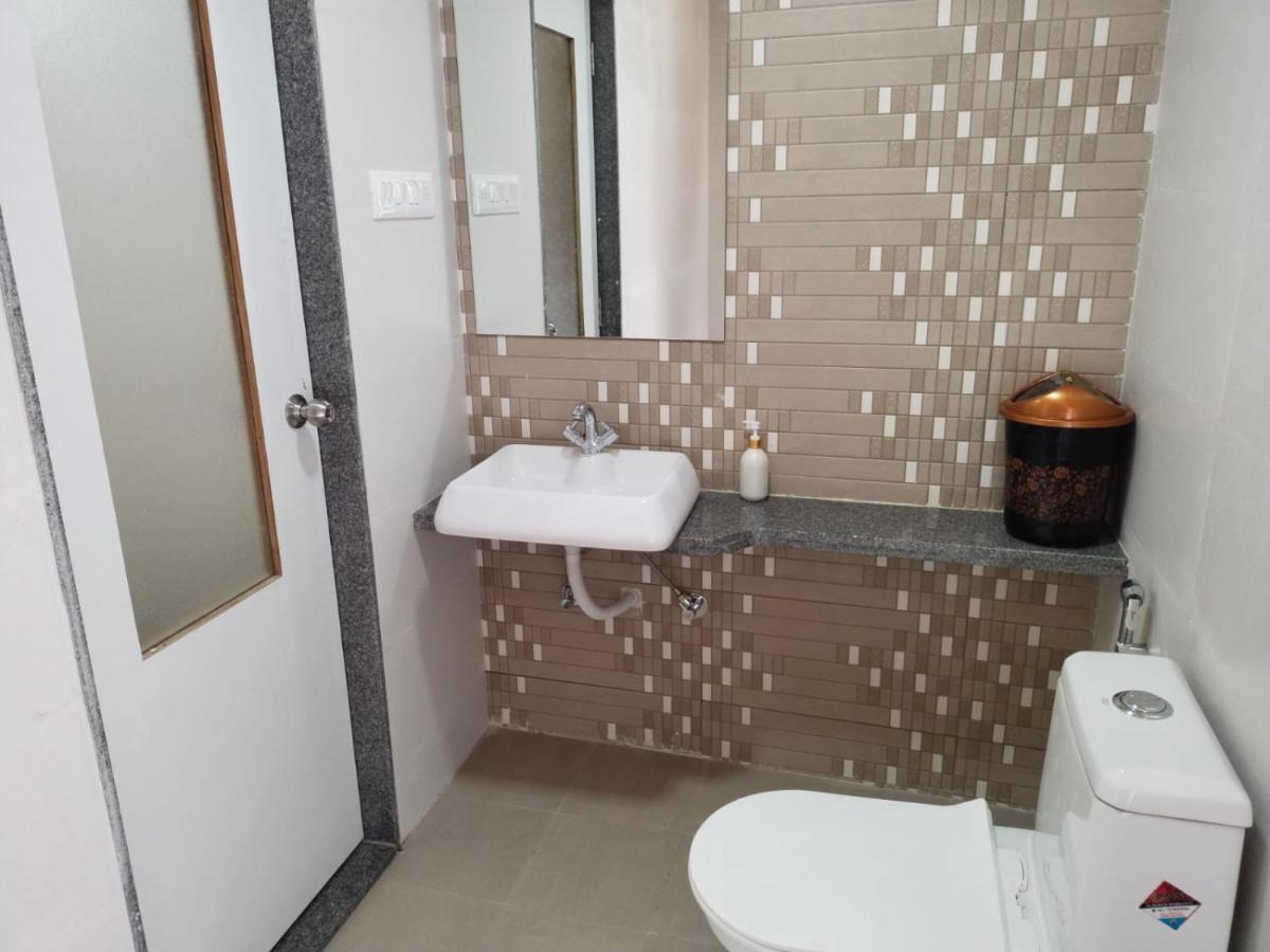 Hotel Dolphin Residency Patan  Екстер'єр фото