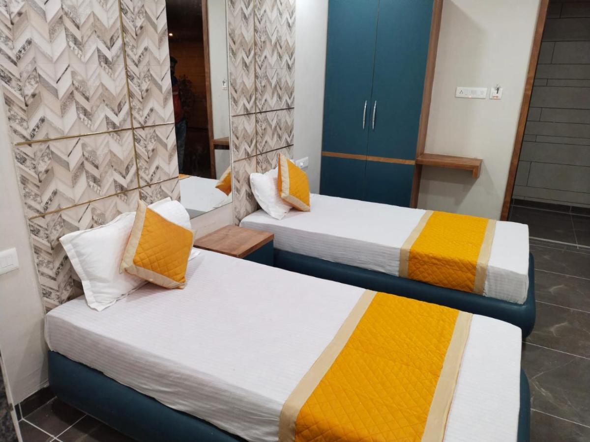 Hotel Dolphin Residency Patan  Екстер'єр фото
