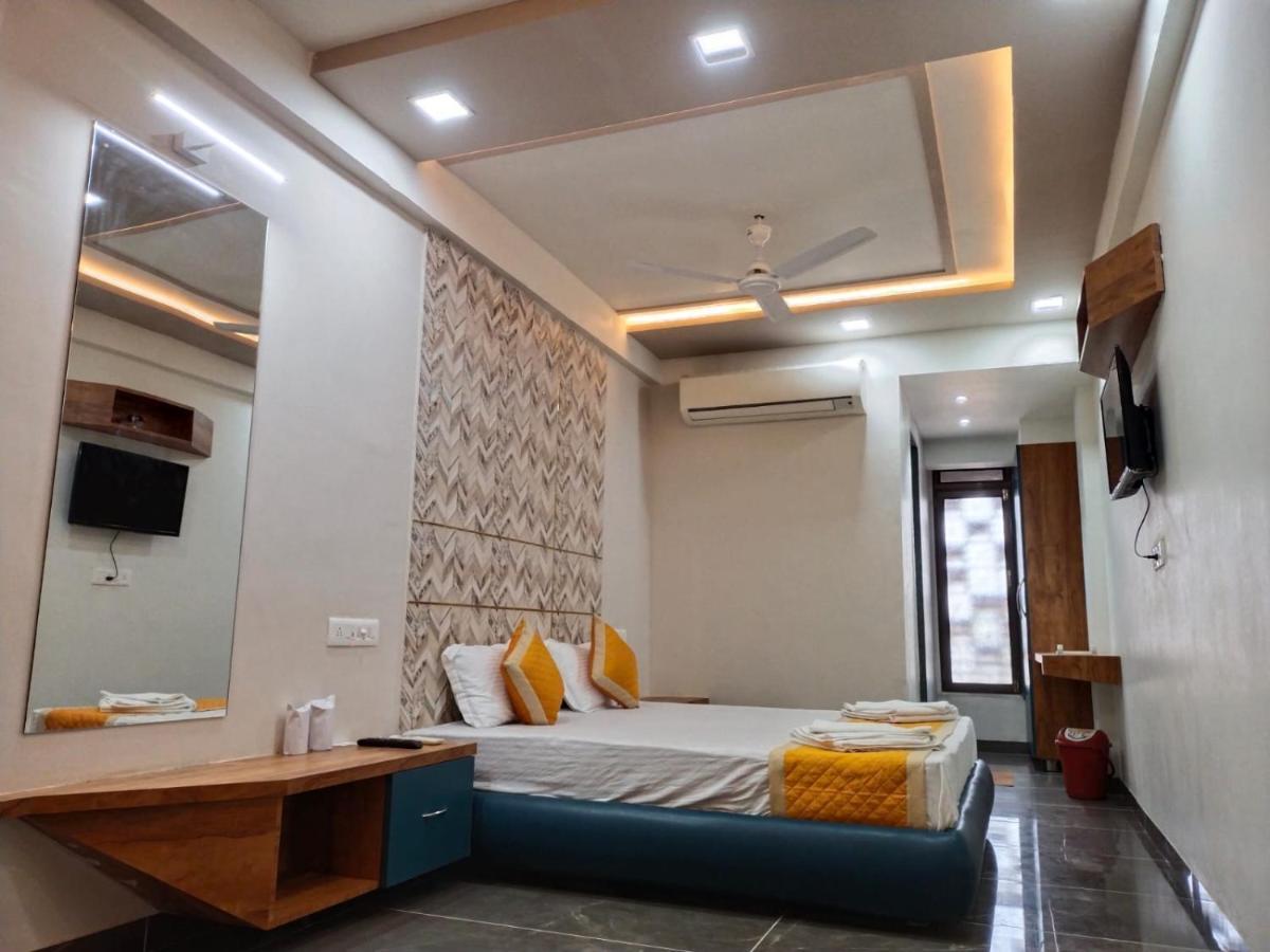 Hotel Dolphin Residency Patan  Екстер'єр фото