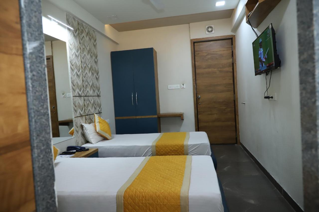 Hotel Dolphin Residency Patan  Екстер'єр фото
