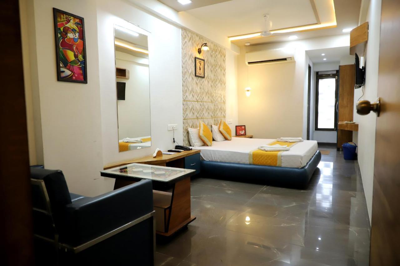 Hotel Dolphin Residency Patan  Екстер'єр фото