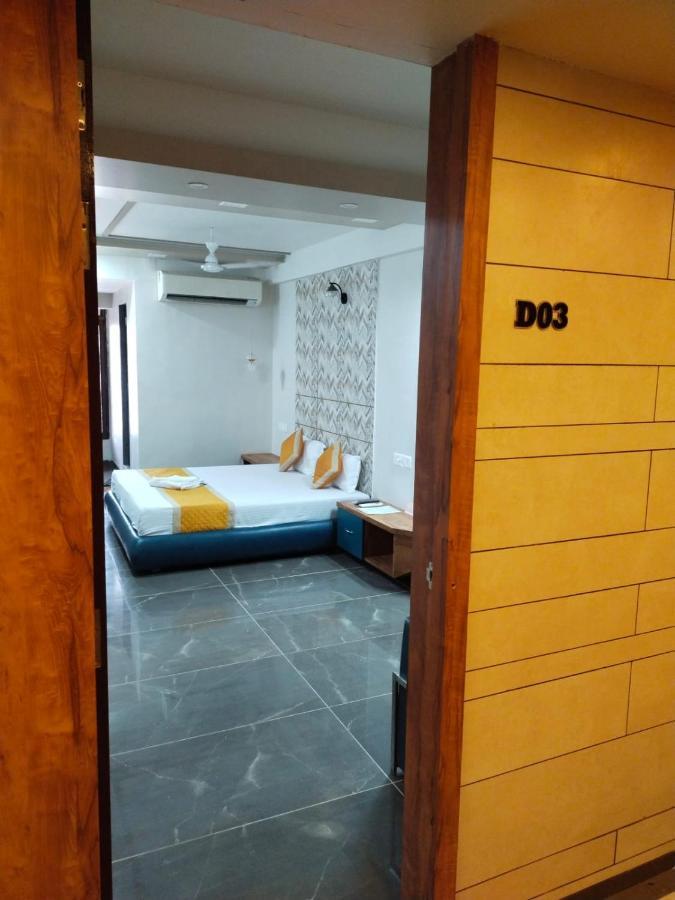 Hotel Dolphin Residency Patan  Екстер'єр фото